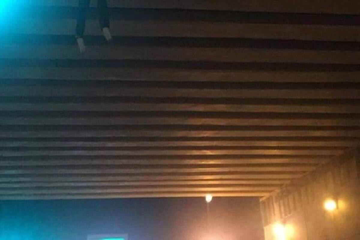 Dejan “mono” colgado en puente de la 300, crea pánico
