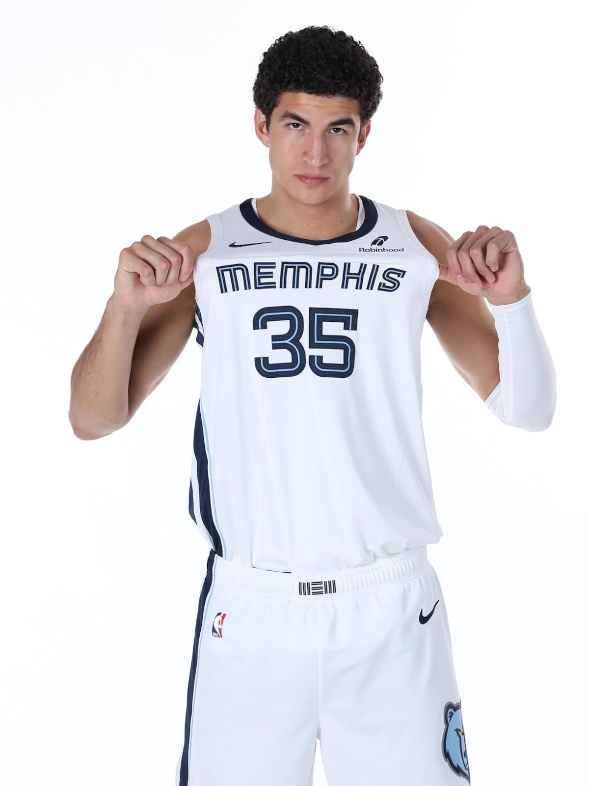 Karim López luce el uniforme de los Grizzlies de Memphis, equipo con el que jugará en la NBA en 2026. (Foto: @karimlopez)
