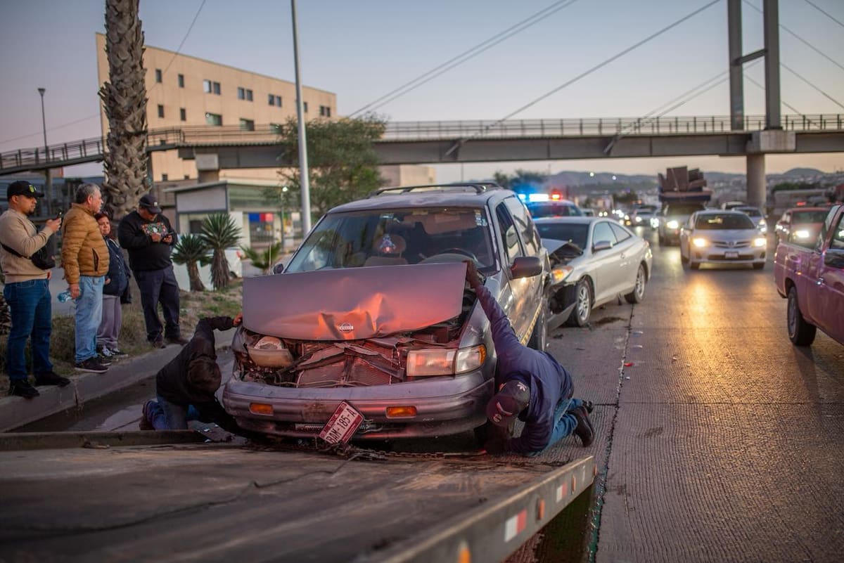 Un accidente de tránsito tipo choque por alcance involucró a tres vehículos y dejó únicamente daños materiales sobre la Vía Rápida Oriente. Foto: Border Zoom