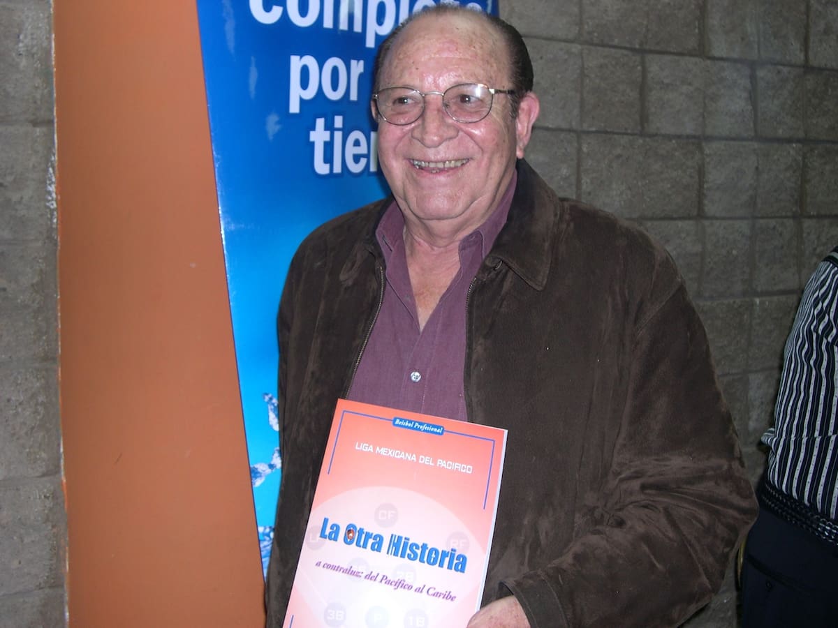 El Dr. Arturo León Lerma posa con su libro "La otra historia a contraluz: del Pacífico al Caribe", donde aborda la historia de la Liga Mexicana del Pacífico.(Foto: Archivo GH)