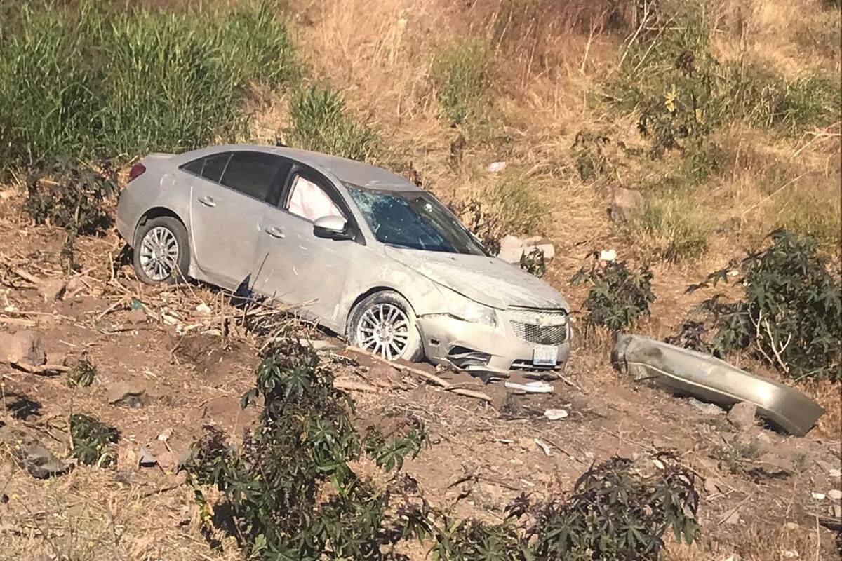 Vuelca auto donde viajaba familia en desnivel del Corredor 2000 en Rosarito