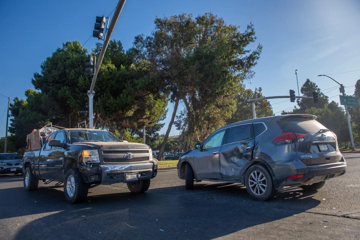 Vuelta riesgosa termina en choque cerca del CREA
