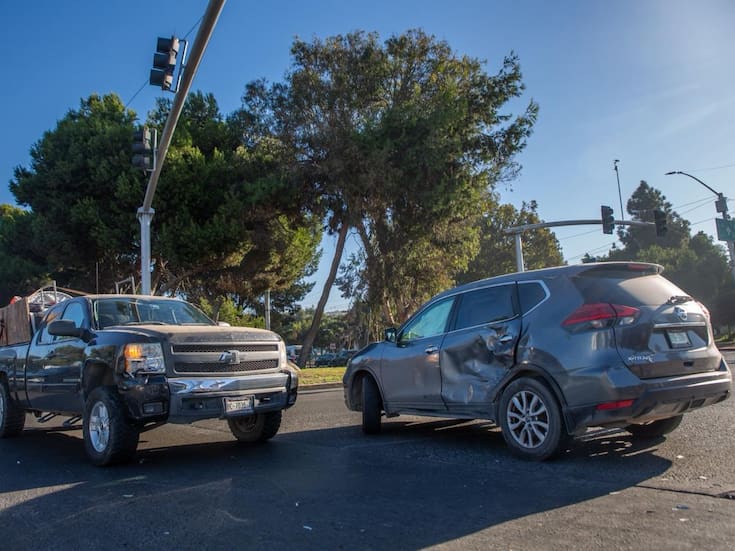 Vuelta riesgosa termina en choque cerca del CREA