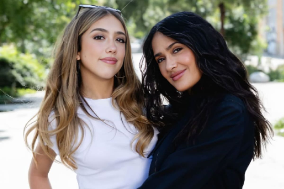 Salma Hayek y su hija Valentina muestran cómo enfrentan las diferencias generacionales al hablar de redes sociales y moda en Barcelona