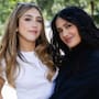 Salma Hayek y su hija Valentina muestran cómo enfrentan las diferencias generacionales al hablar de redes sociales y moda en Barcelona