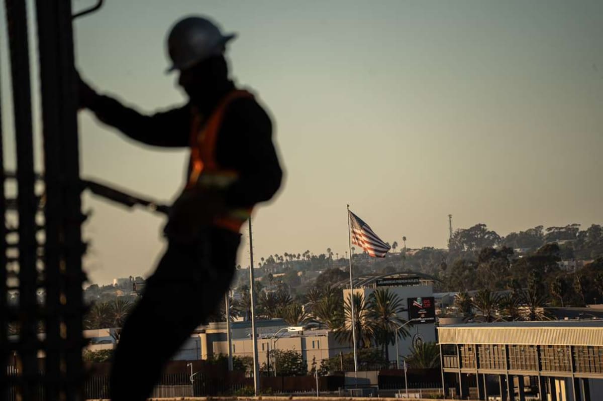 trabajadores que realizaban labores de limpieza en el cauce se percataron de la presencia de un bulto envuelto en una cobija negra. Foto: BorderZoom