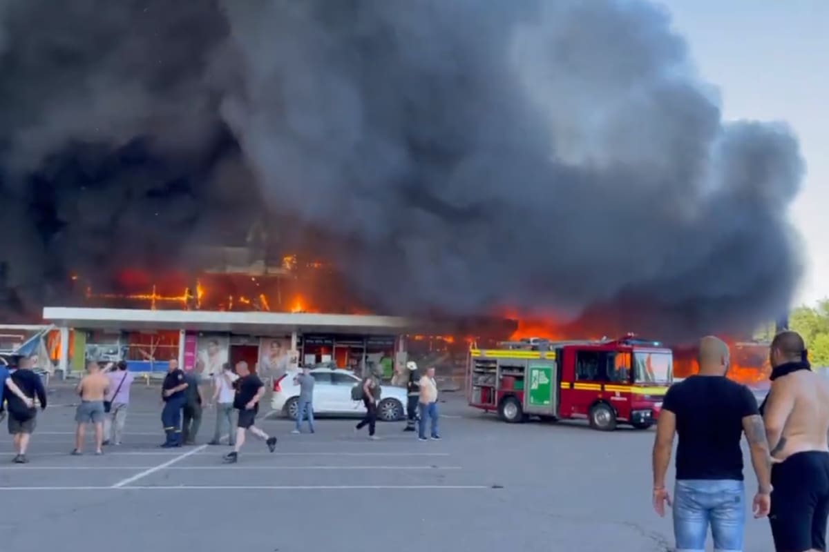 "Uno de los actos terroristas más descarados": Zelenski sobre el ataque con misiles a centro comercial de Kremenchuk