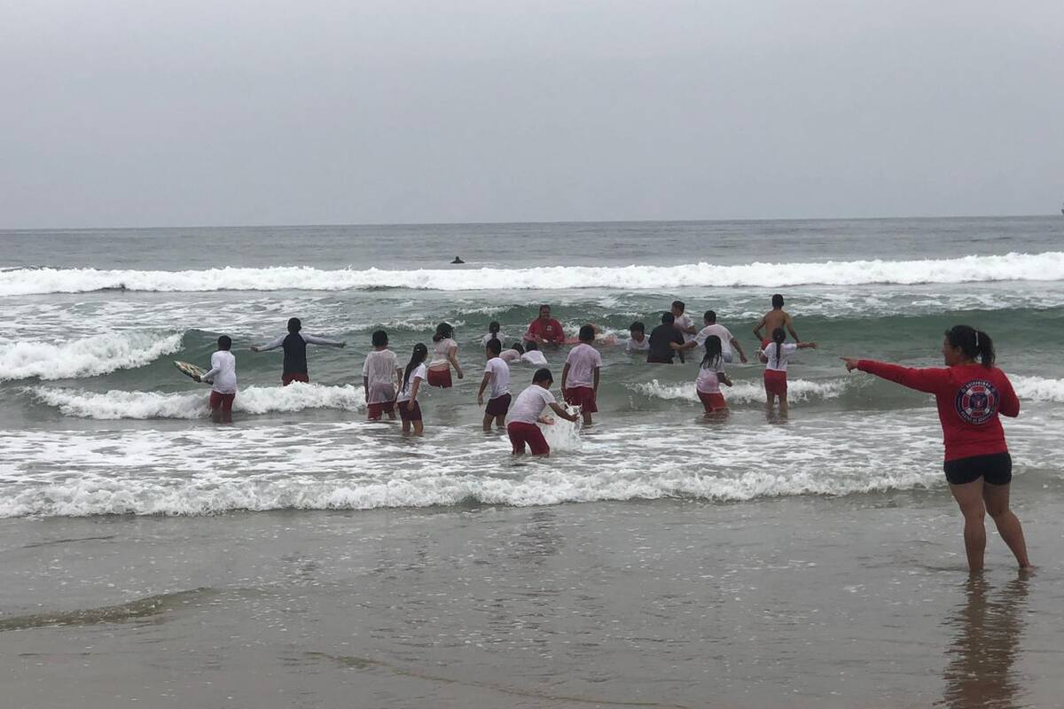 Campamento de salvavidas fomenta conservación de playa y sus peligros