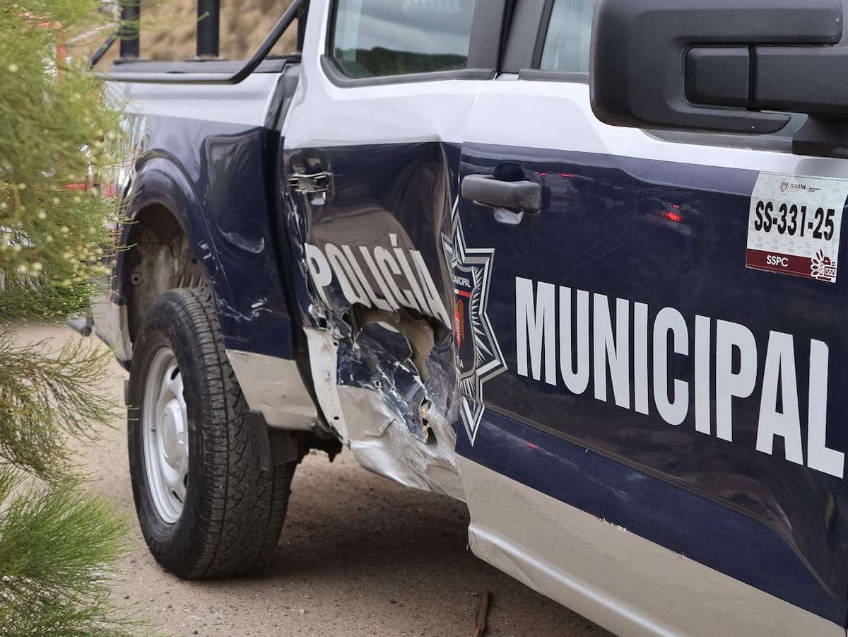 Un automóvil particular chocó contra una patrulla de la Policía Municipal sobre el bulevar 2000; el conductor resultó con lesiones menores y no requirió traslado hospitalario. Foto: Border Zoom