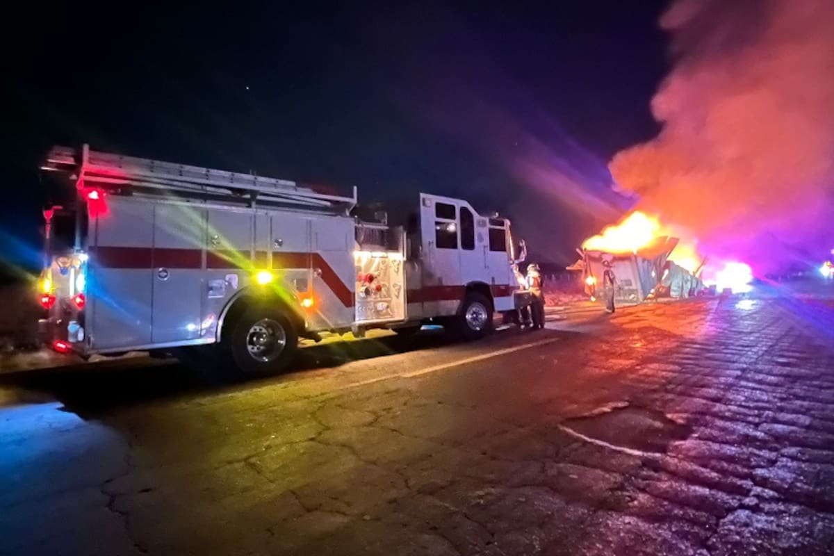 Consume incendio caja de tráiler que transportaba microondas en la carretera San Luis–Sonoyta