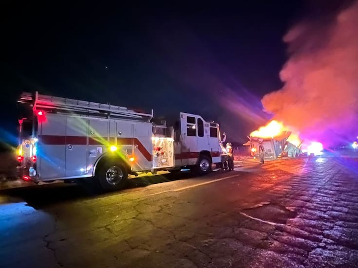 Consume incendio caja de tráiler que transportaba microondas en la carretera San Luis–Sonoyta