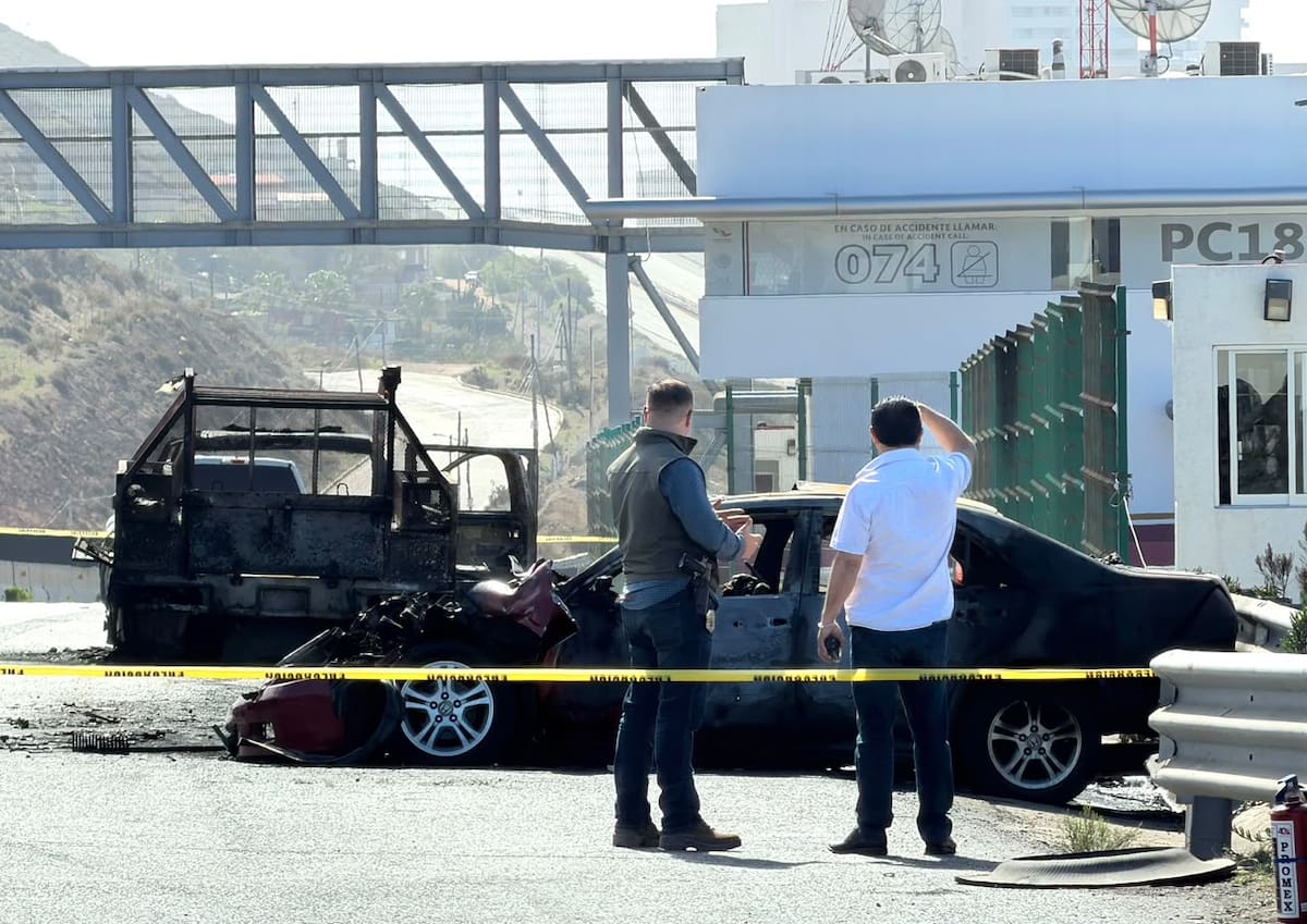 Una mujer murió calcinada y un hombre sufrió quemaduras graves tras un choque e incendio cerca de la desviación al bulevar 2000, en la carretera Escénica. Foto: Border Zoom