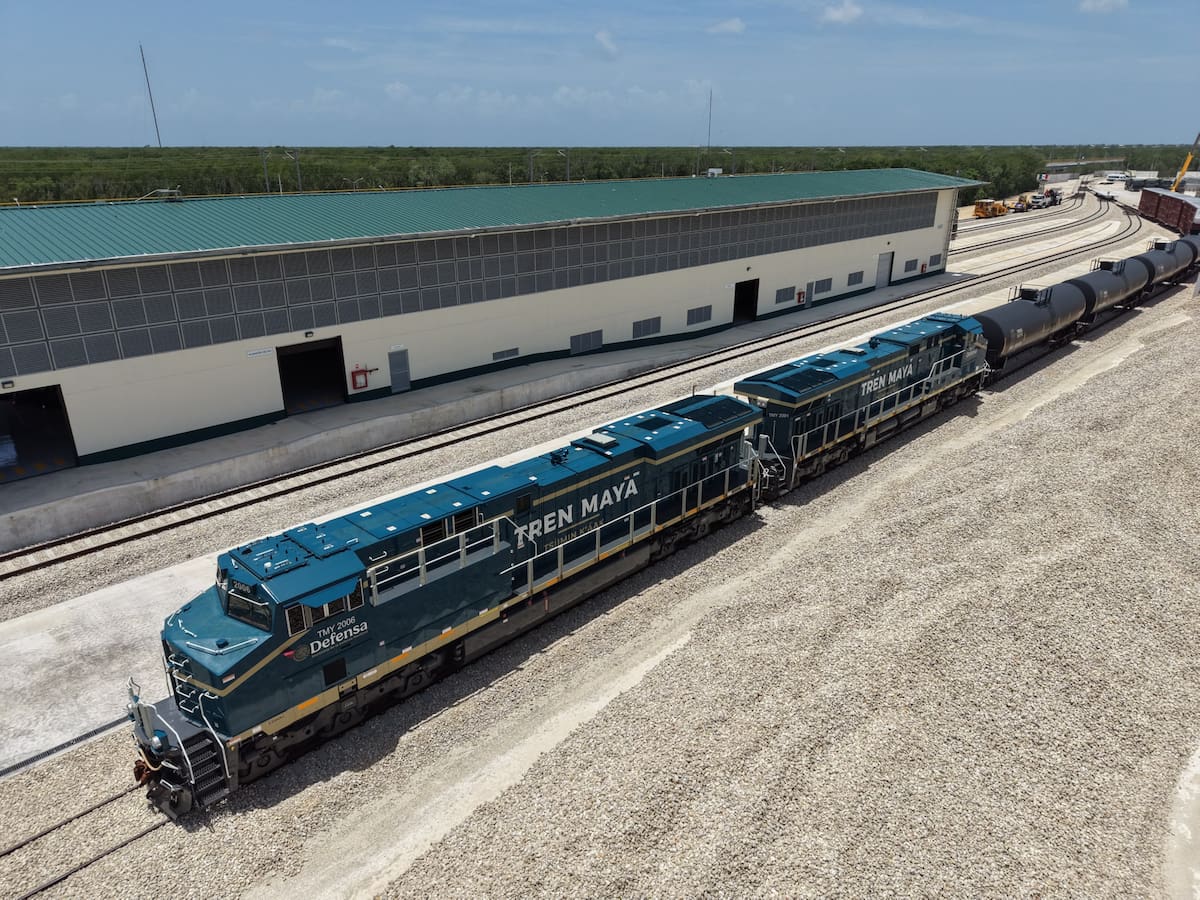 Claudia Sheinbaum supervisó en Puerto Morelos las primeras 12 locomotoras del Tren Maya de carga, cuyo inicio de operaciones está previsto para 2027. | Foto: Presidencia