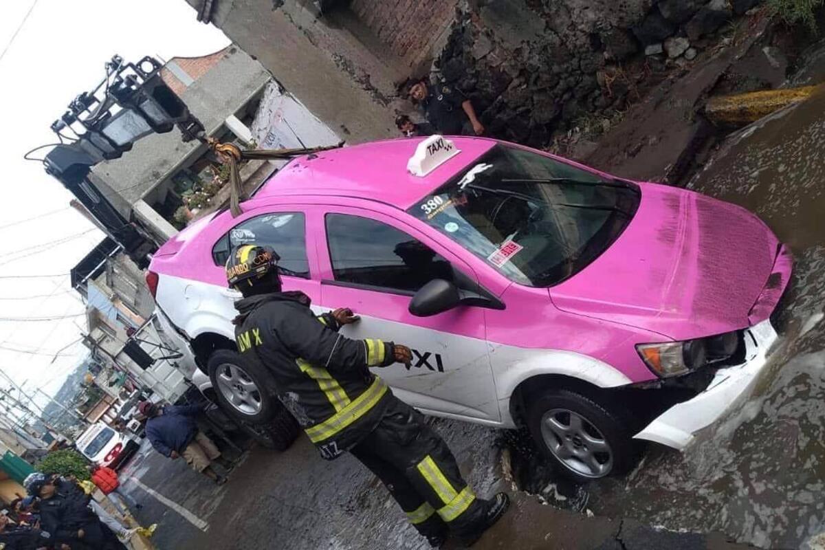 Socavón de más de 2 metros de profundidad 'devora' taxi en CDMX