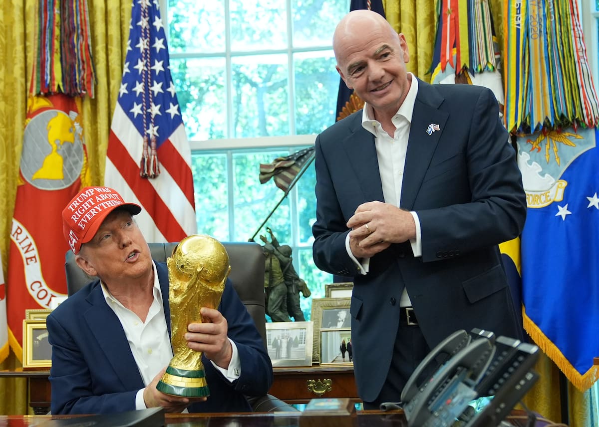 El presidente de los Estados Unidos Donald Trump sostiene el trofeo del campeón de la Copa Mundial de la FIFA en la Oficina Oval junto al presidente de la FIFA Gianni Infantino el viernes 22 de agosto del 2025. (AP Foto/Jacquelyn Martin)