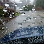 Rociar vinagre en el parabrisas puede ayudar a que las gotas de lluvia resbalen mejor y no se queden pegadas al cristal, un truco casero que busca mejorar la visibilidad al manejar en temporada de lluvias