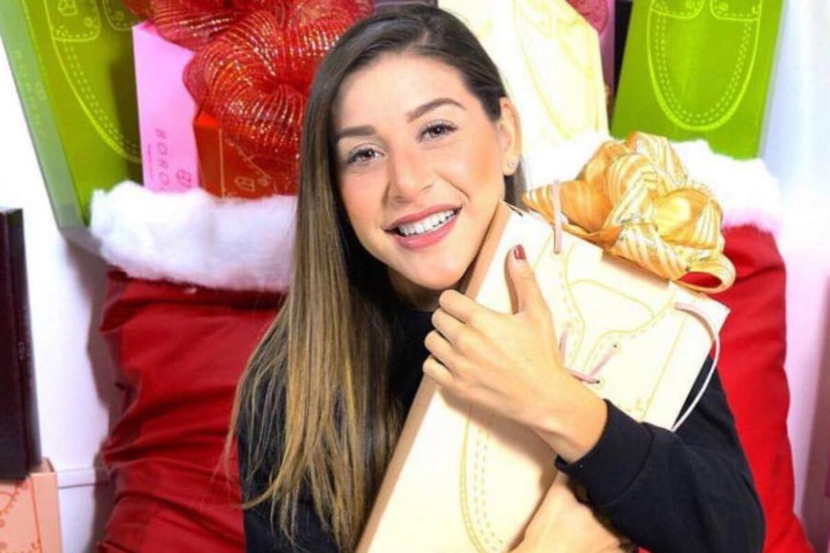 Regala Norma Palafox su playera a niña que lloró al conocerla