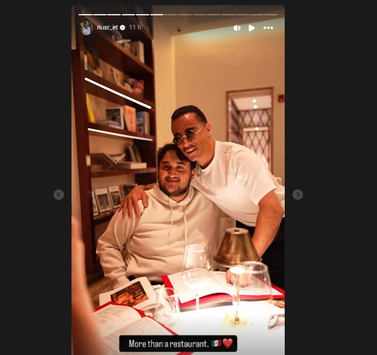 Las imágenes generaron debate porque muestran al hijo del exmandatario en un restaurante asociado con cortes premium, servicio de mesa tipo espectáculo y precios elevados.