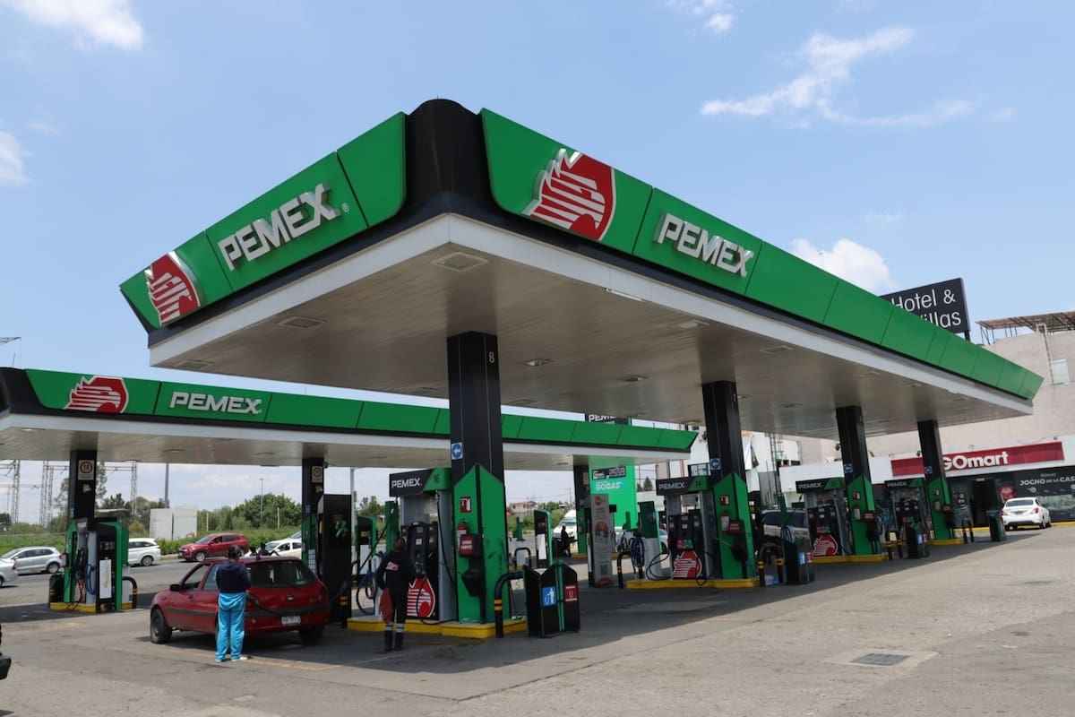 Gobierno y gasolineros acuerdan mantener la gasolina regular por debajo de 24 pesos y el diésel debajo de 27 pesos por litro durante seis meses más