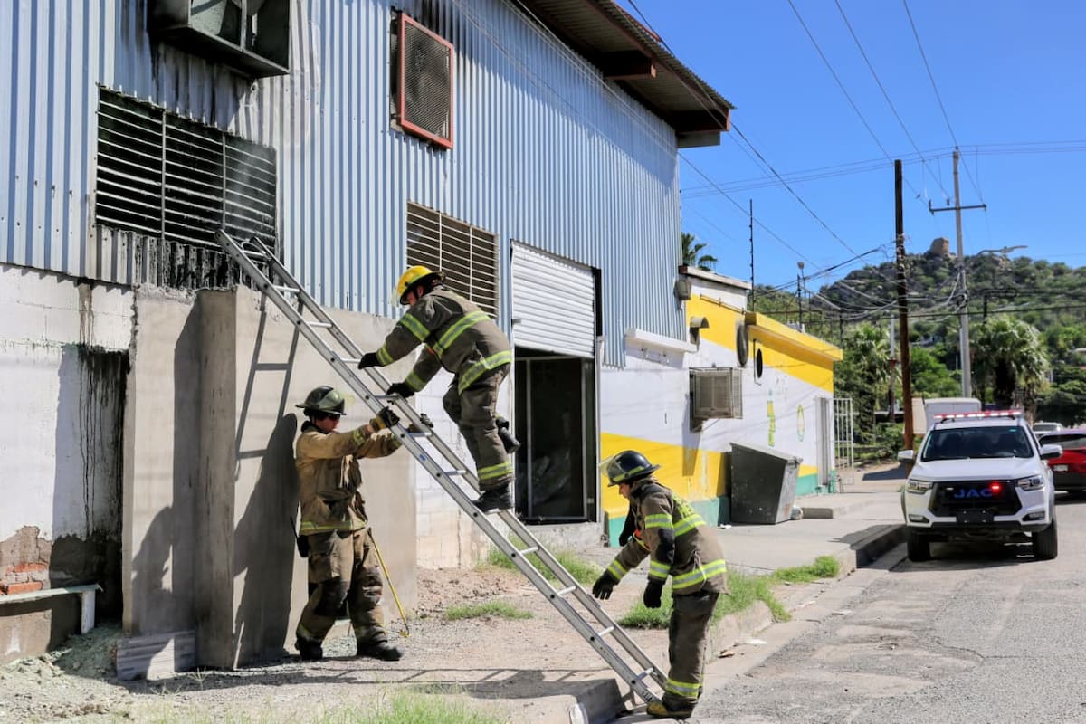 Elementos de Bomberos acudieron para sofocar el incendio.