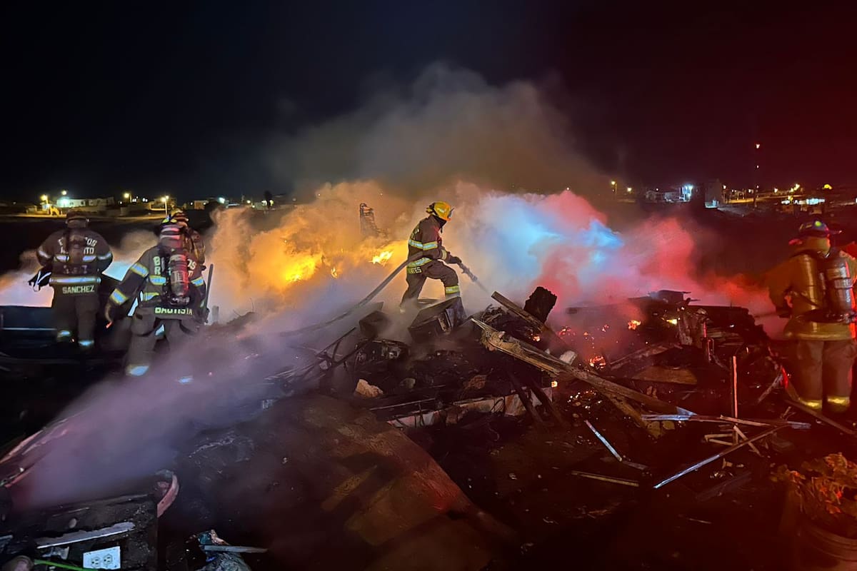 Fuego consume traila que era utilizada como vivienda en Rosarito