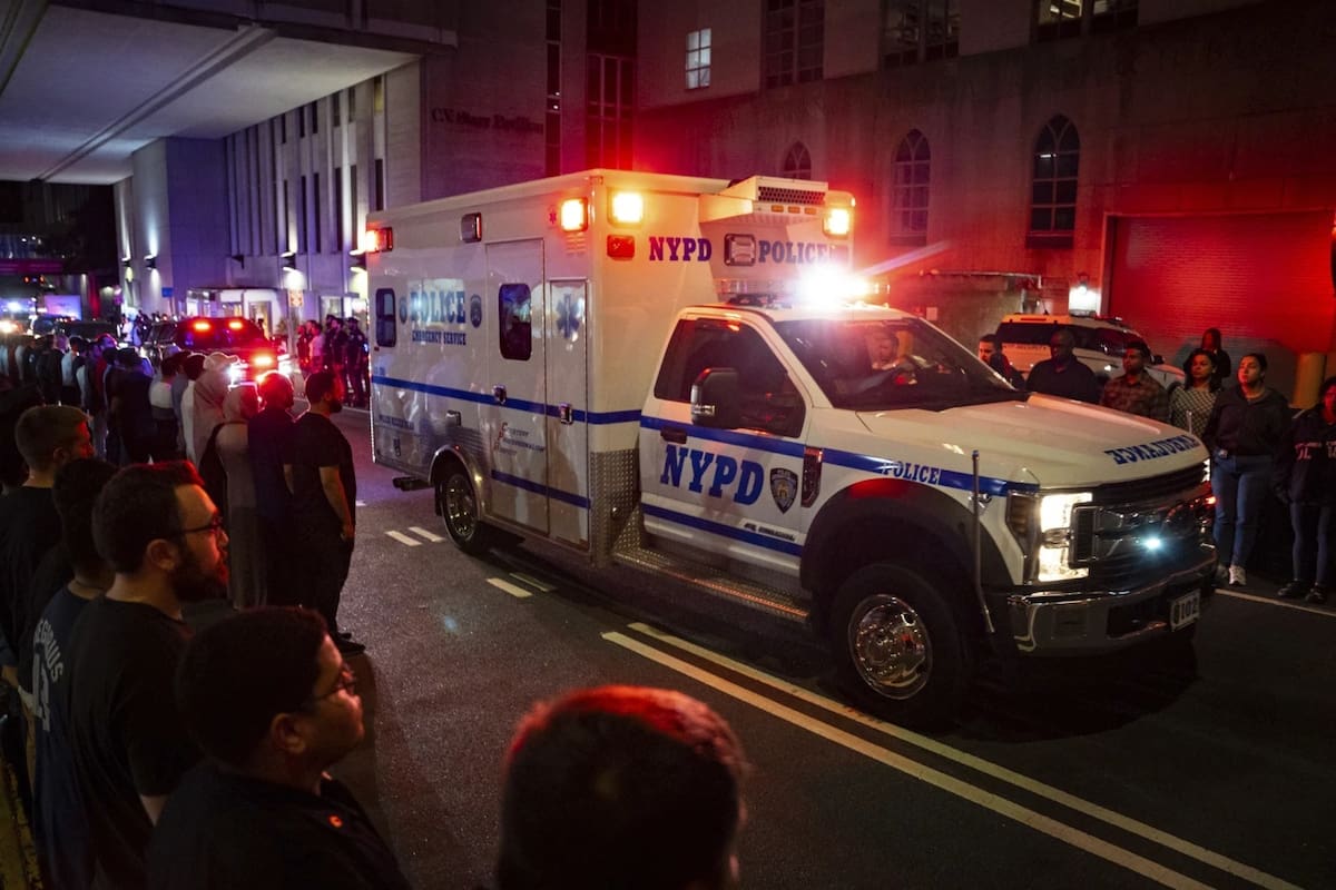 La ambulancia que transportaba el cuerpo de Didarul Islam sale del Hospital Médico NewYork-Presbyterian/Weill Cornell durante el traslado digno del oficial asesinado, quien fue baleado y asesinado por un hombre armado la madrugada del martes 29 de julio de 2025 en Nueva York. | Crédito: AP/Angelina Katsanis