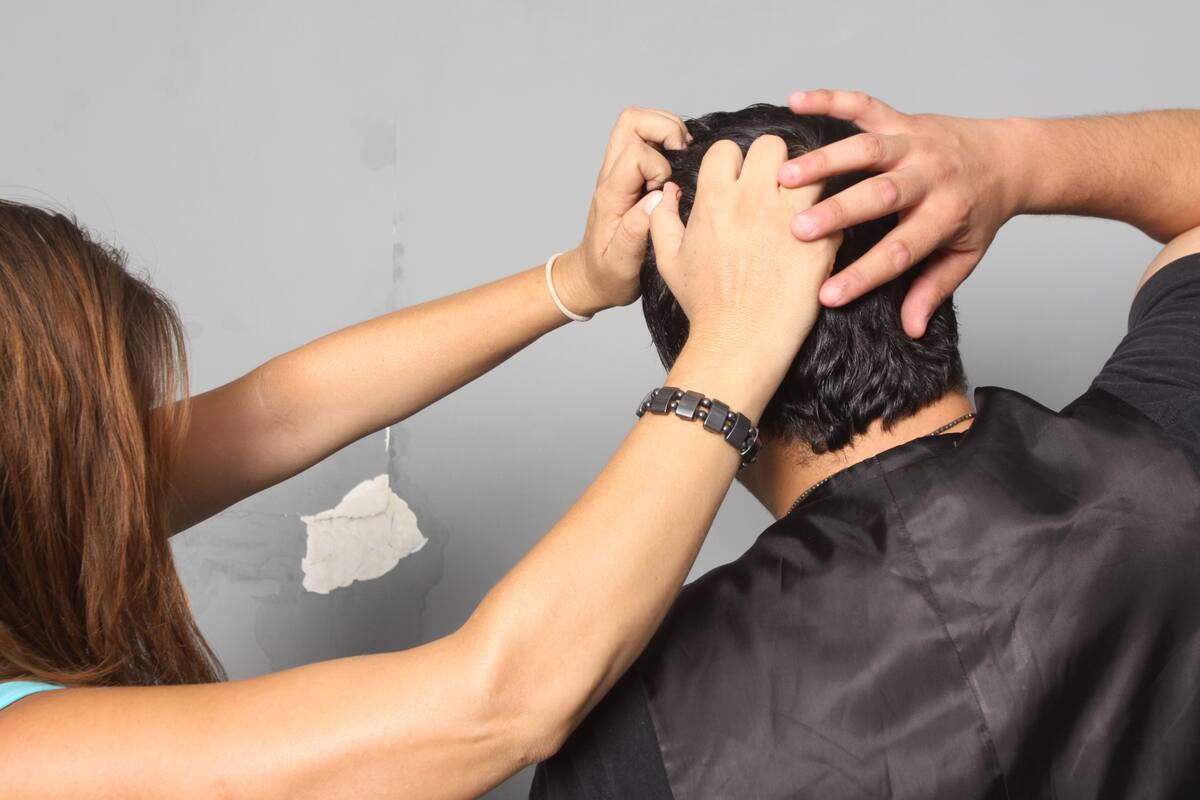 Mujer se defiende a batazos de su esposo