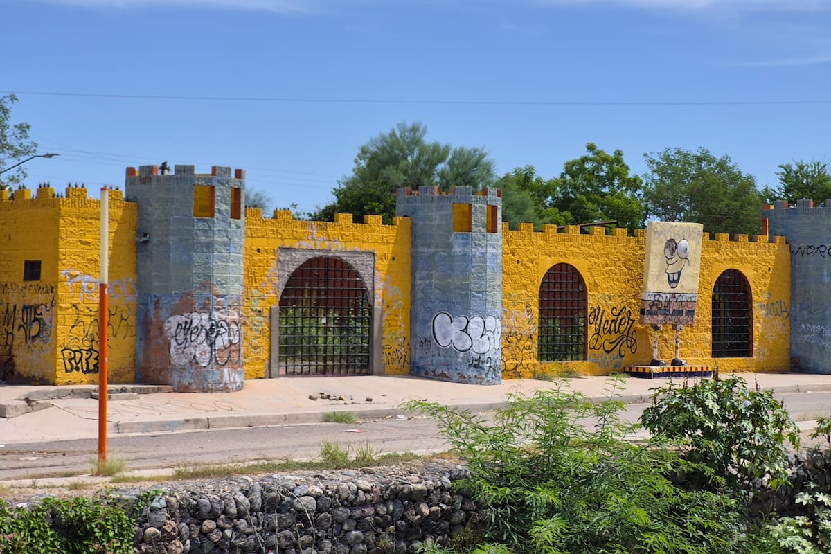 Propietarios revisan local con monumento de Bob Esponja en Mártires de Cananea; aseguran que solo presenta vandalismo en el exterior