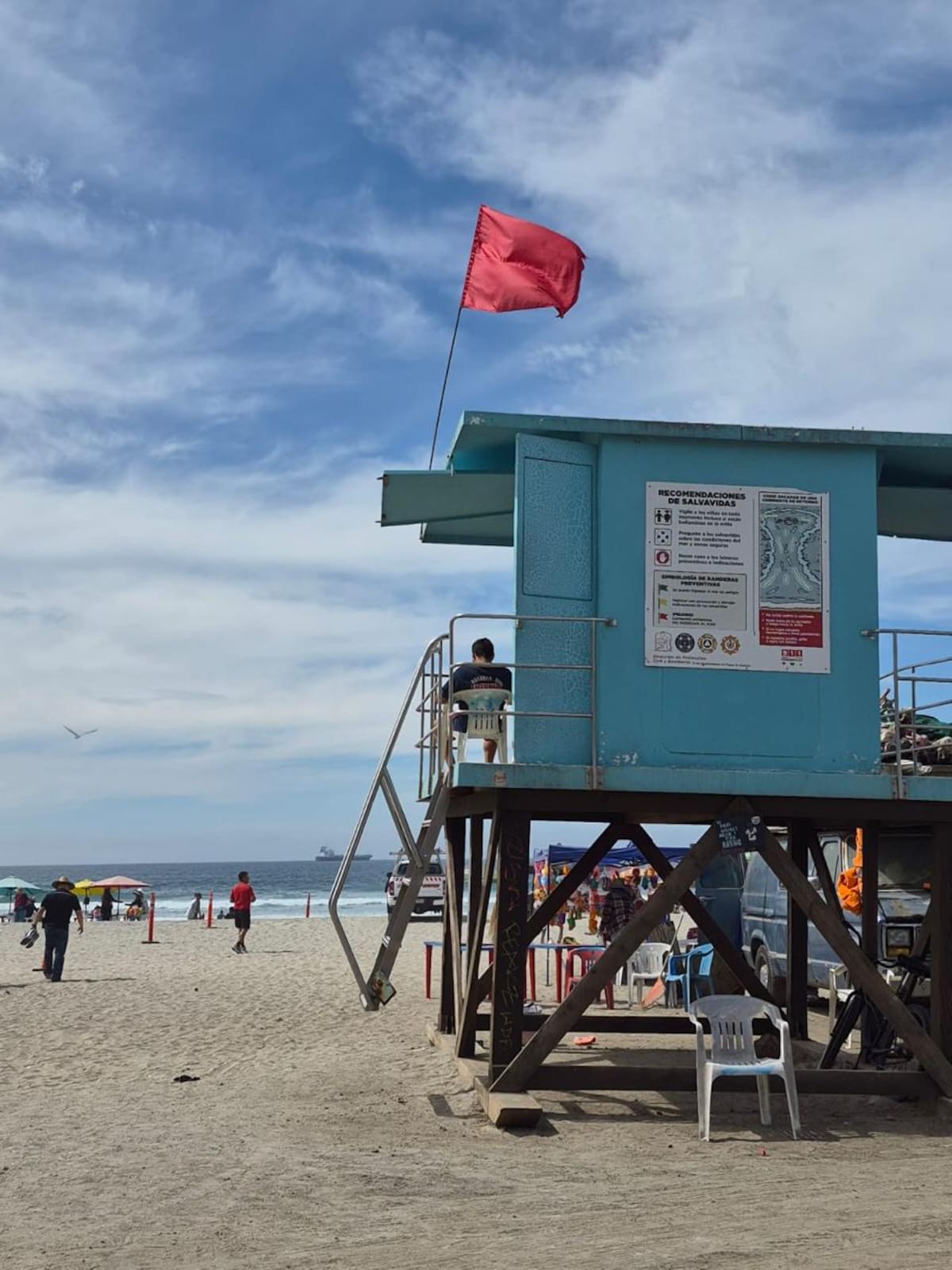 Autoridades activaron una torre de vigilancia en la zona costera para supervisar a los bañistas ante el aumento de visitantes, mientras preparan el resto de la infraestructura previo a la Semana Santa. Foto: Carmen Gutierrez