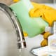 Cómo quitar restos de sarro de grifos y duchas con vinagre