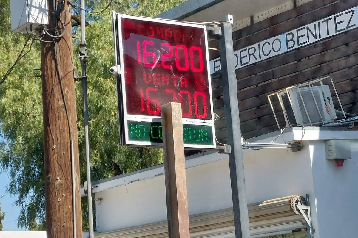 Pasan más rentas de dólares a pesos