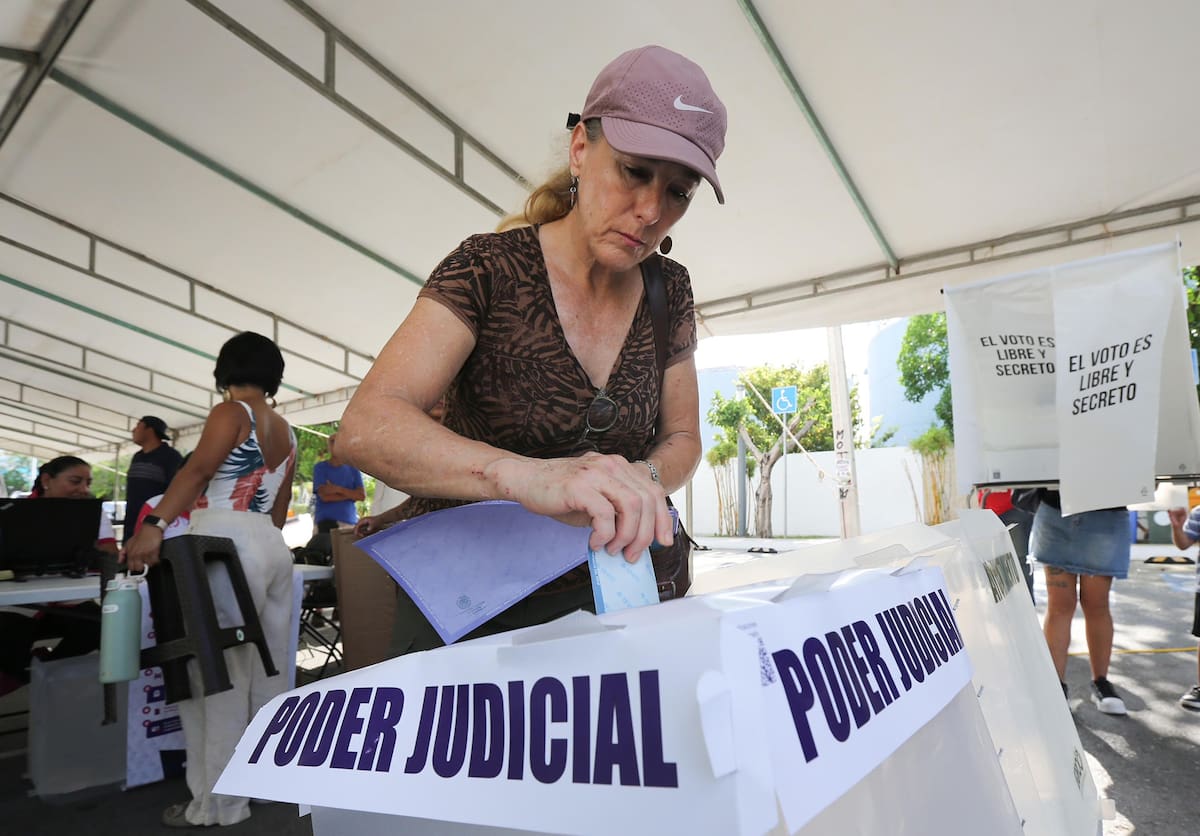 Ciudadanos emiten su voto en las elecciones judiciales en un centro de votación, este domingo en Cancún, estado de Quintana Roo (México). Los centros de votación para la inédita elección del poder judicial en México abrieron en la mayoría del país a las 8:00 hora local (14:00 GMT) con apenas algunos ciudadanos en las filas que por primera vez en la historia del país elegirán a jueces y magistrados. | Crédito: EFE/ Alonso Cupul