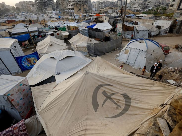 “Nos ahogamos con solo cinco minutos de lluvia”: Miles de familias desplazadas en Gaza se quedan sin refugio en temperaturas invernales tras inundaciones