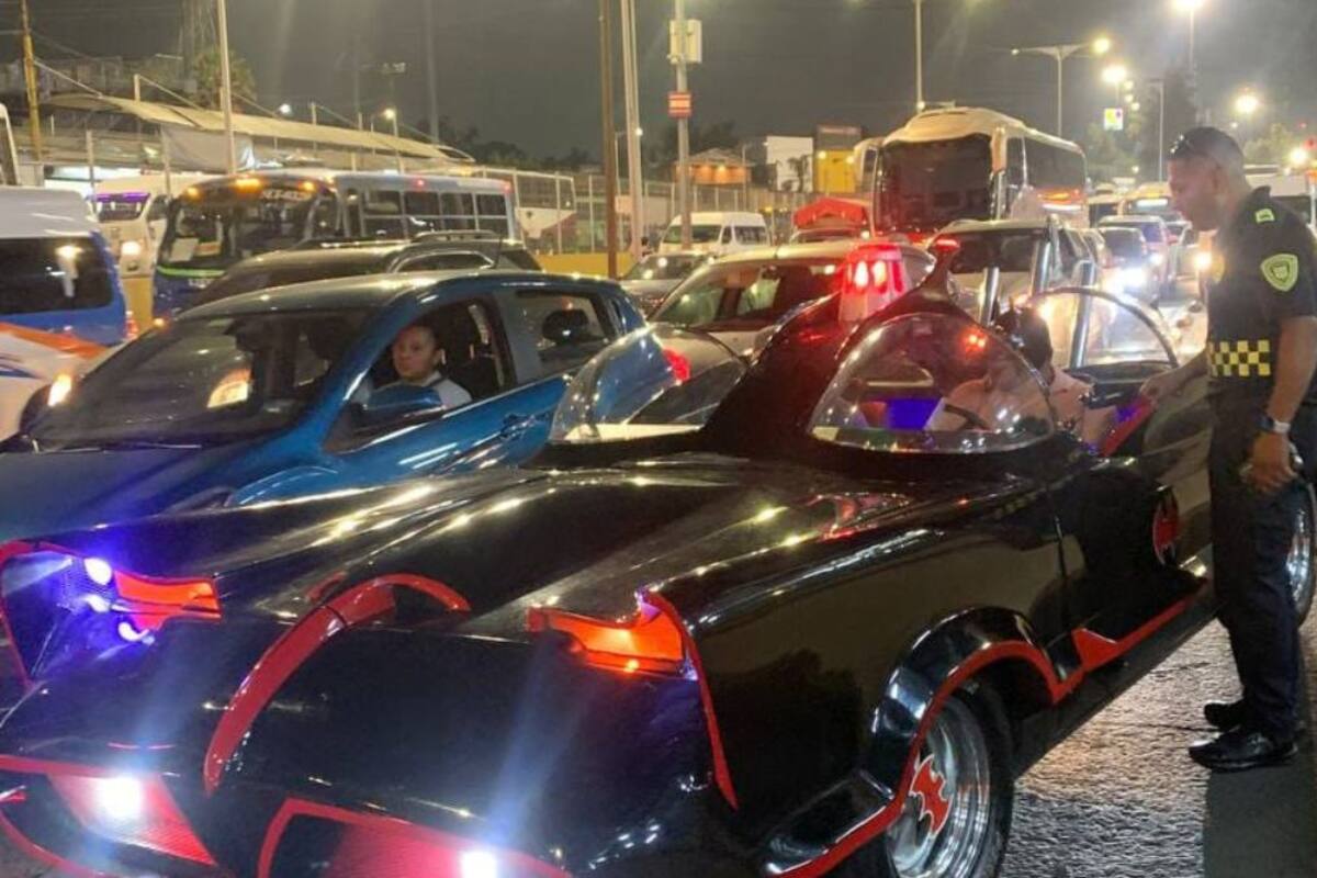 “Batman mexicano” recibe una “batimulta” por invadir carril del metrobus en CDMX