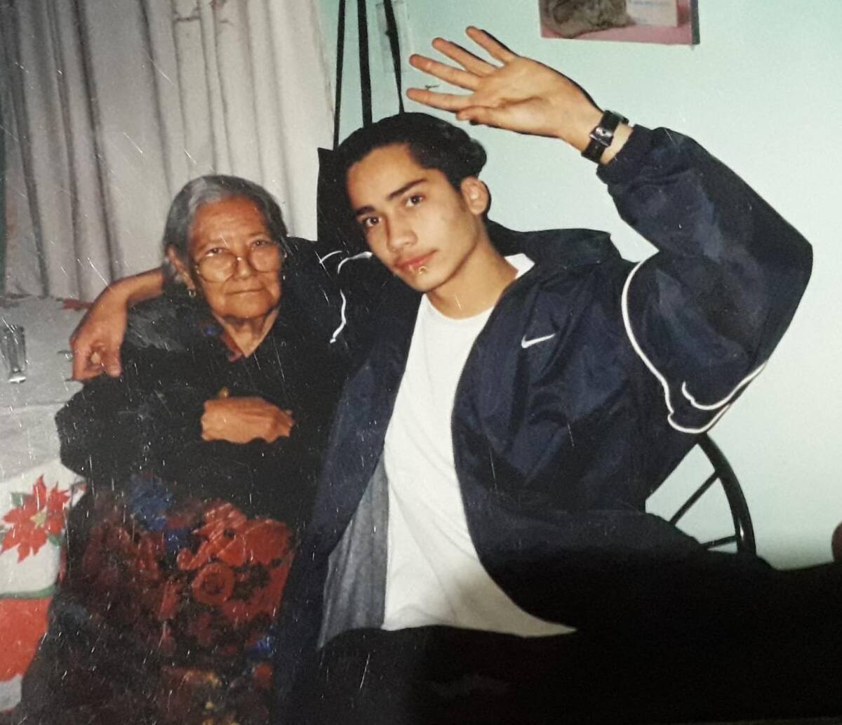 José Contreras es acompañado por su abuela Amelia, quien fue la que  lo inspiró a estudiar gastronomía. FOTO: CORTESÍA