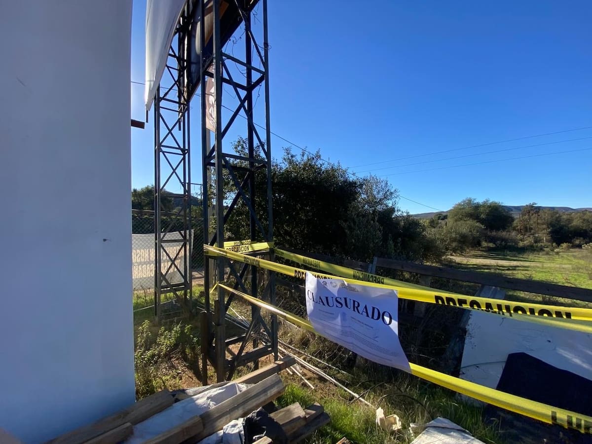 Habitantes y activistas del Valle de Guadalupe denunciaron la instalación de más de 15 espectaculares presuntamente ilegales en zonas agrícolas, al señalar afectaciones al paisaje y violaciones a la normatividad vigente. Foto: Cortesía