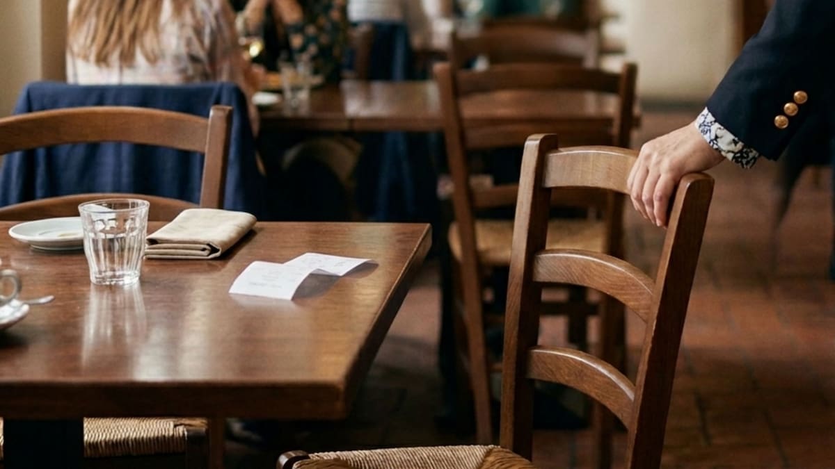Acomodar la silla al levantarte revela tu nivel de atención plena social según la psicología, un hábito arraigado en la infancia que determina cómo respetas los espacios compartidos diariamente