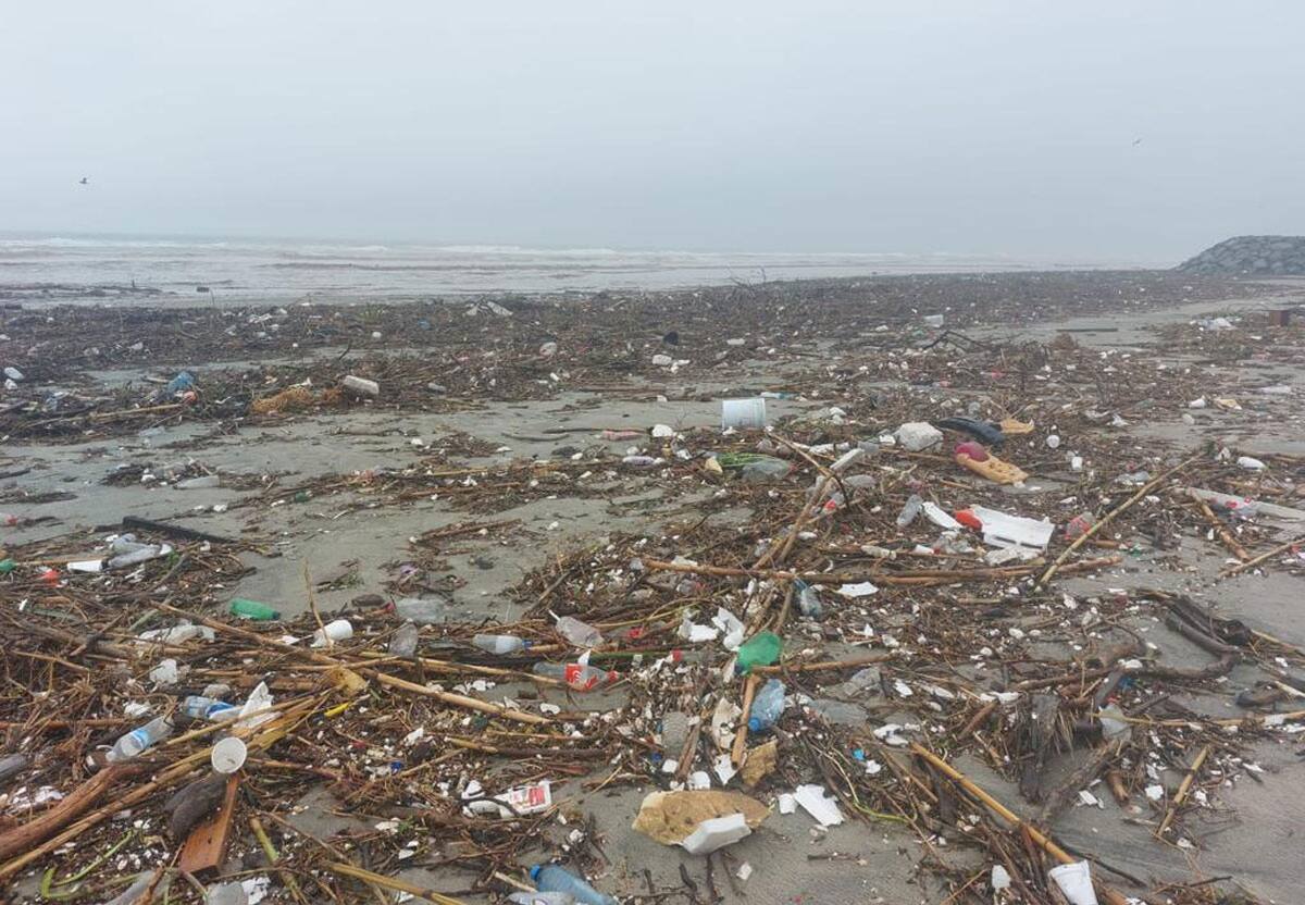 Basura de todo tipo puede verse en las playas de Rosarito.