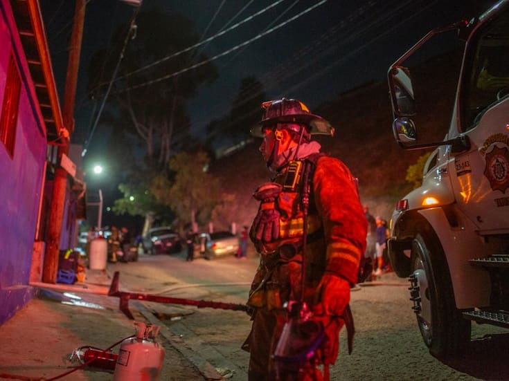 Se incendia camión y el fuego daña cuartería en la colonia Planetario