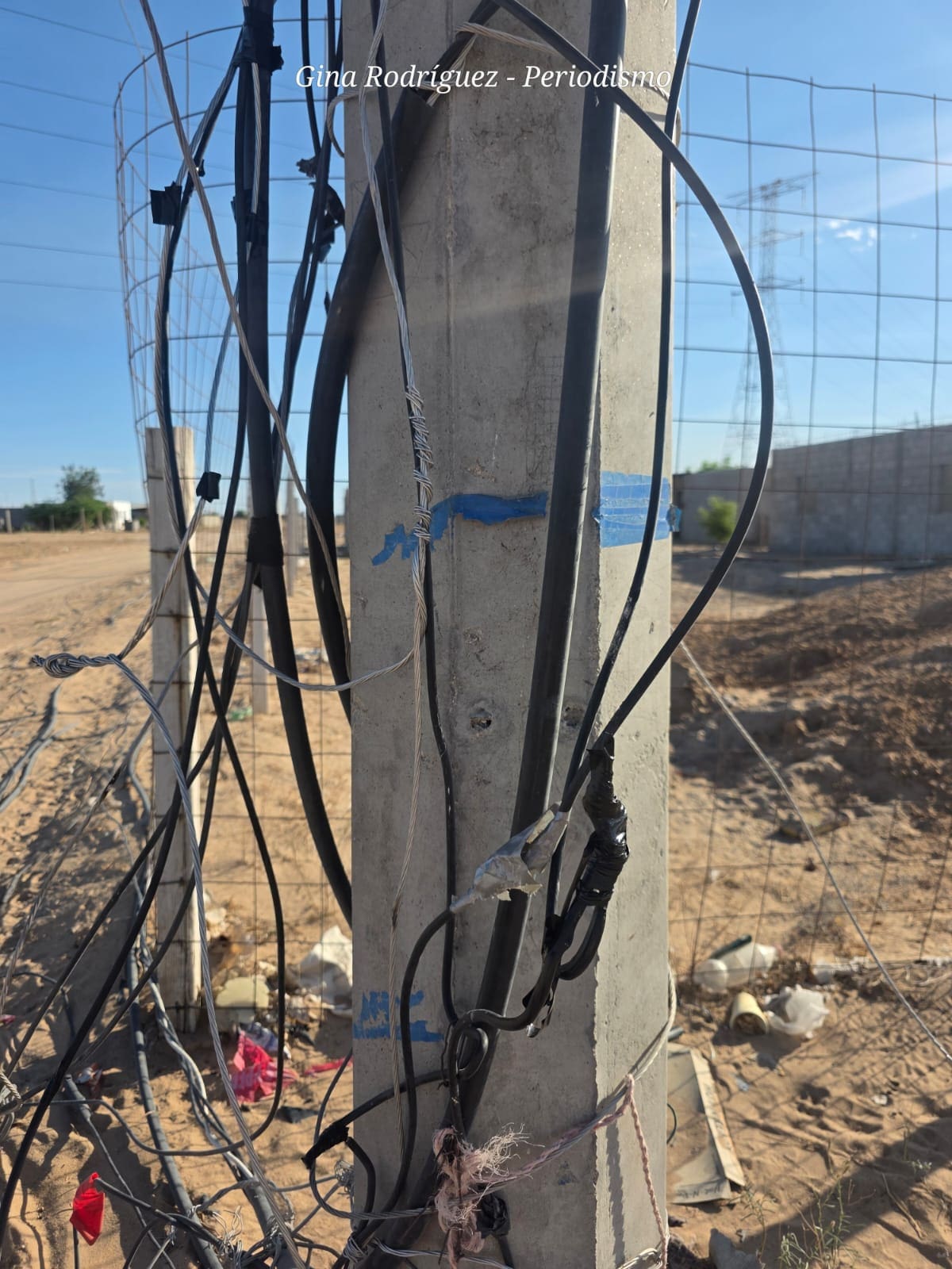 La presencia de este cableado preocupa a residentes debido a que las líneas cruzan patios de viviendas, permanecen tendidas sobre calles de terracería y representan un riesgo permanente de electrocución e incendios.│Foto: Gina Rodríguez