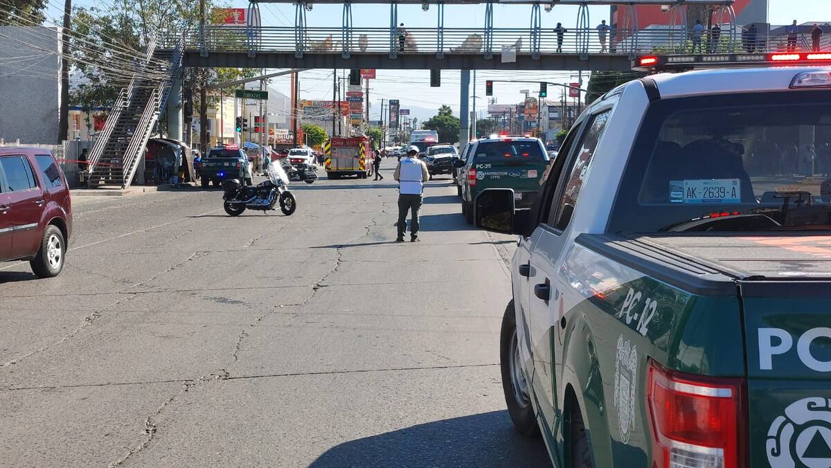 En la zona se encuentra además de personal de Bomberos, Policía Municipal, Protección Civil y Cruz Roja.
