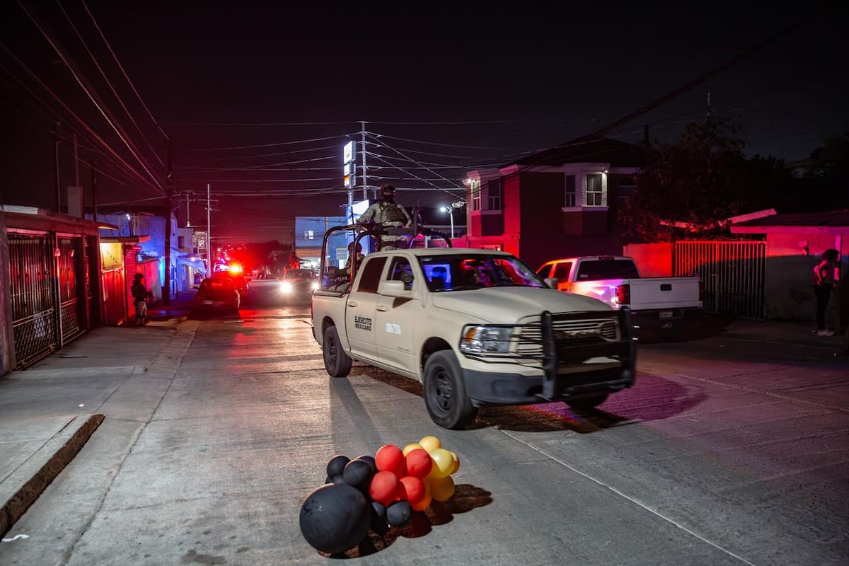 El ataque ocurrió cuando una persona se acercó a una de las ventanas del local y disparó contra los dos hombres. Foto: Border Zoom