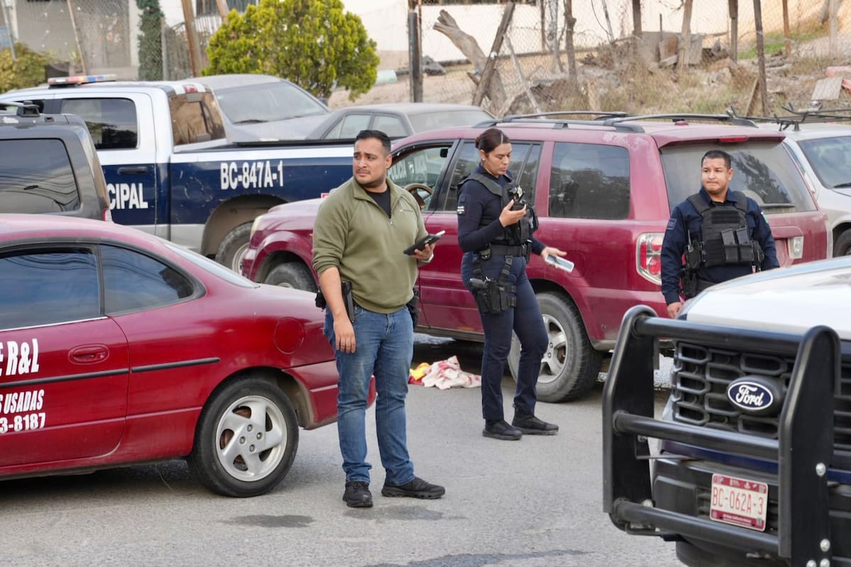 Atacan a balazos a adulto mayor en su vehículo