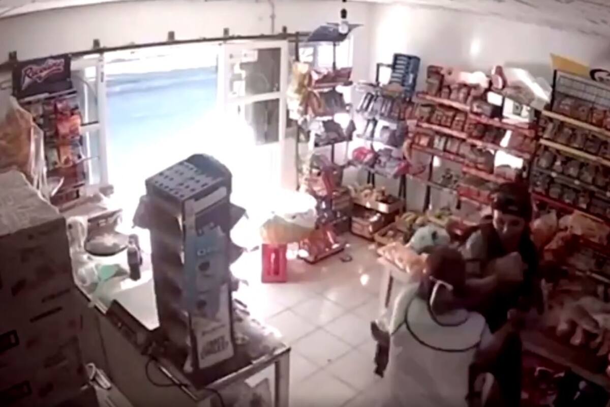 VIDEO: Mujer frustra asalto a su negocio y saca a golpes a ladrón