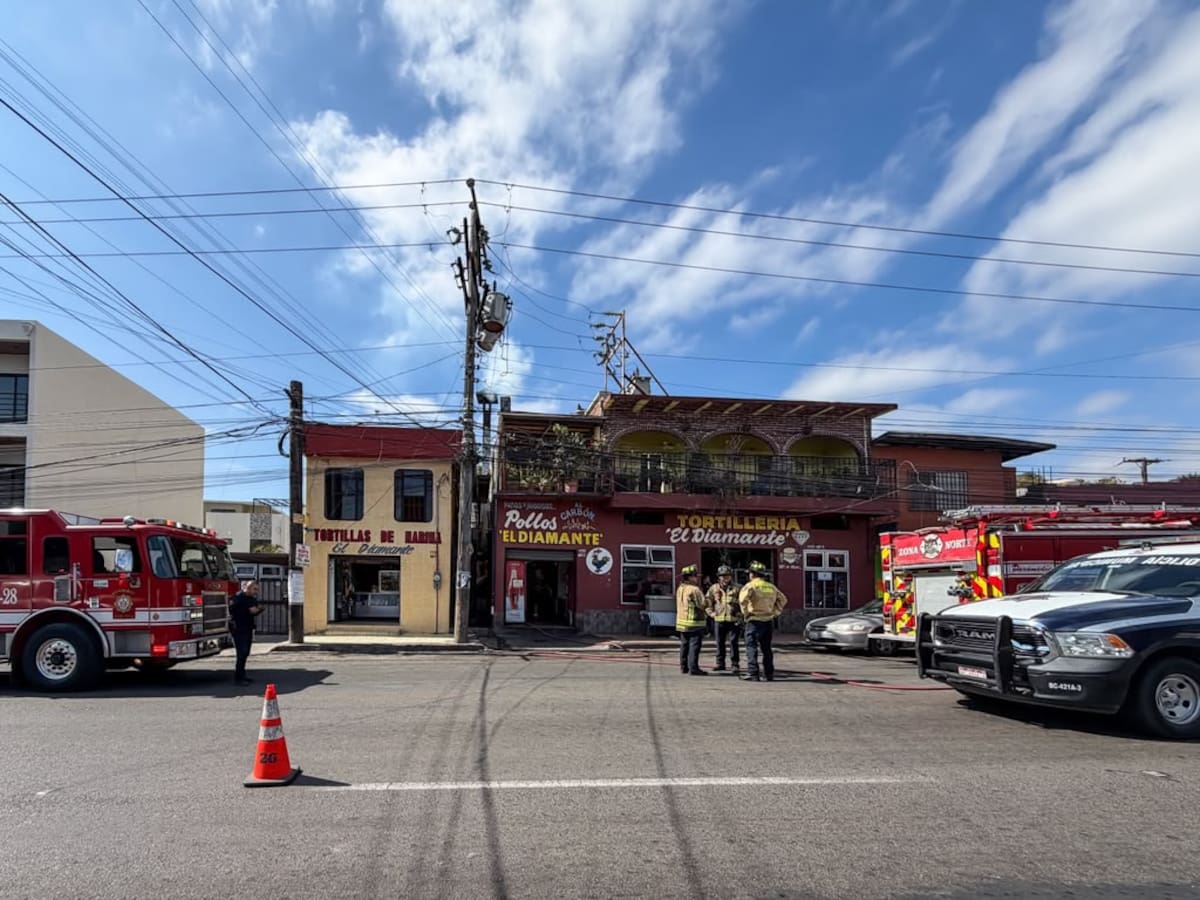 Elementos de Bomberos acudieron a la pollería “El Diamante”, en la colonia Independencia, tras el reporte de un conato de incendio en el establecimiento. Foto: Cortesía / Border Zoom