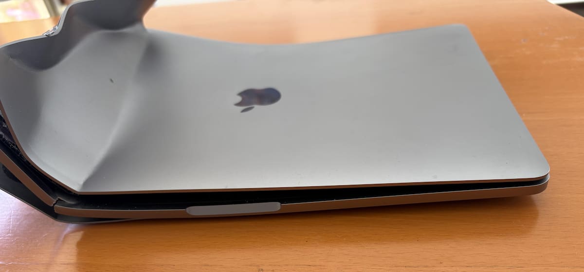 Apple argumentó que la MacBook sufrió un daño "catastrófico", algo que el seguro no cubre, a pesar de haber ocurrido en un accidente vehicular. | Foto: Reddit