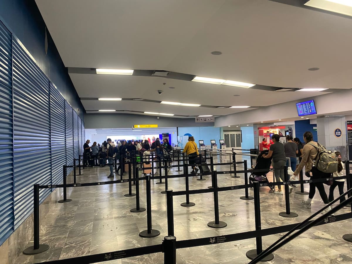 El banco de neblina que cubrió a la ciudad desde la mañana del viernes provocó ajustes en los itinerarios. Foto: Emmanuel Castañeda