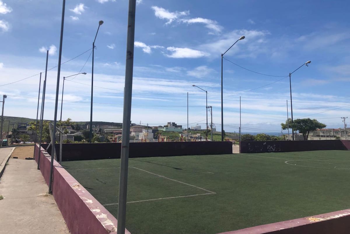 En el lugar hay dos canchas de futbol rápido que cuentan con pasto artificial pero en ellas sobresale la falta de mantenimiento.