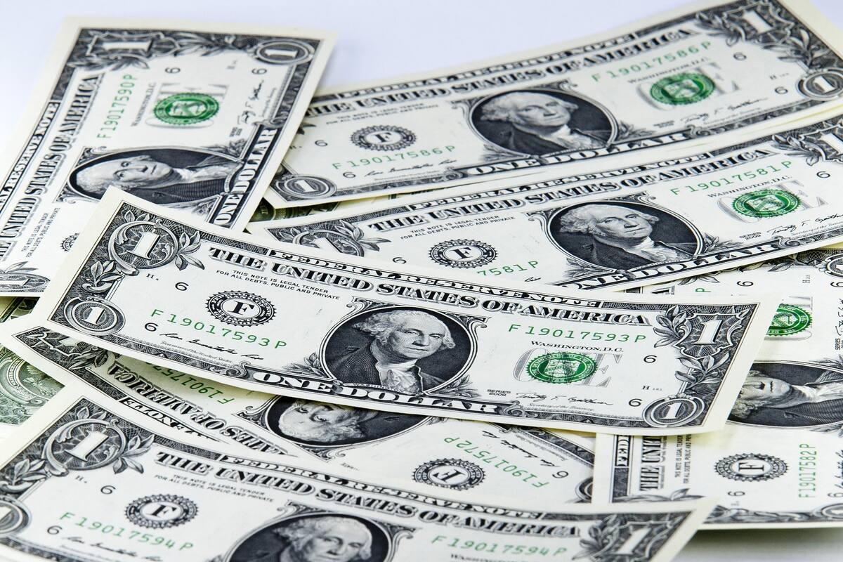 Dólar cotiza en más de 21 pesos en ventanillas
