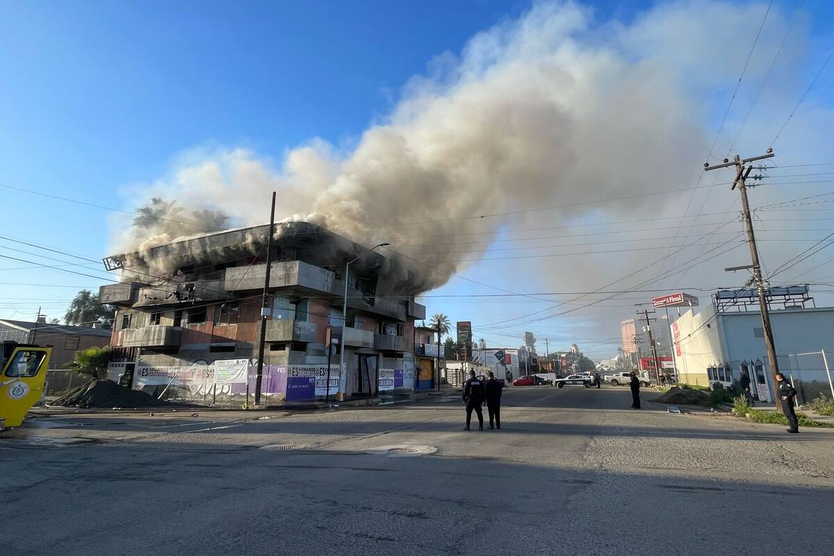 Incendio consume el tercer piso de un edificio abandonado